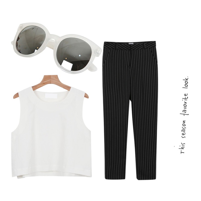 daily monday Modern stripe slacks,Zemma World MONSTER (미러썬글),daily monday Unique side snap top등을 매치한 코디