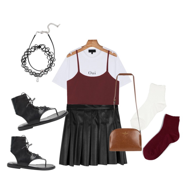 daily monday Crop color bustier,MIXXMIX 레더 테니스 스커트,daily monday Boxy-fit Cotton lettering tee등을 매치한 코디