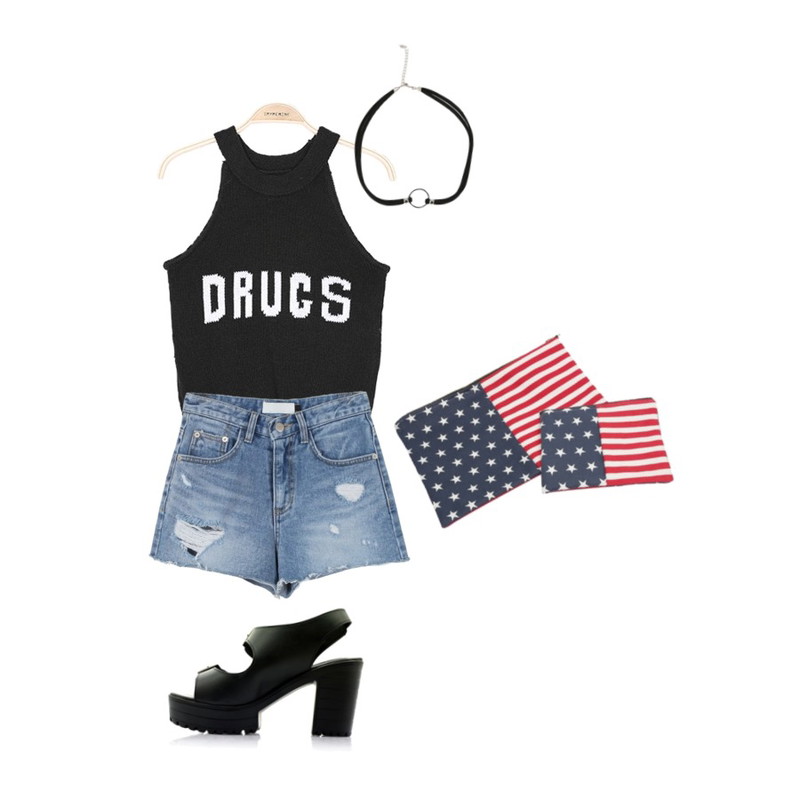 BULLANG GIRL 가보시버클 샌들,IM3 드럭스 홀터 knit,daily monday Denim cut short pants등을 매치한 코디