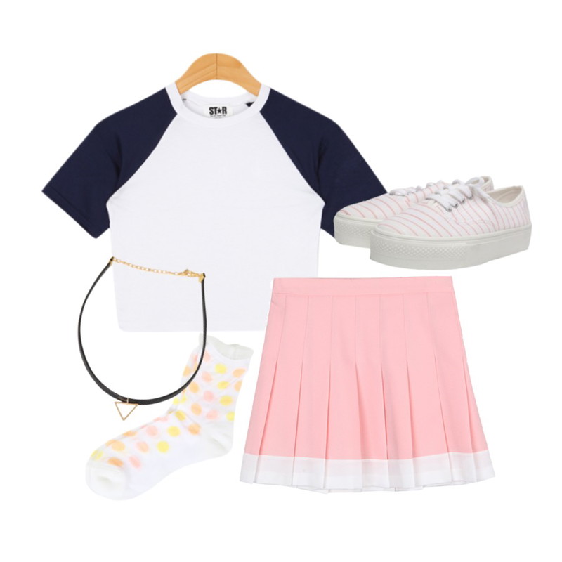 BULLANG GIRL 로잉도트 양말,BANHALA (트와이스)사나 착용_톤앤톤 스커트,BULLANG GIRL 스판나그랑반팔T9800원등을 매치한 코디