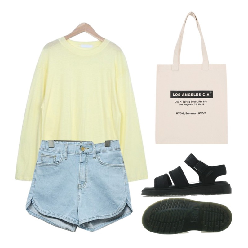 Player 닥터마틴 에프라 스트랩 블랙 (DR.MARTENS EFFRA STRAP BLK),SOMEDAYS 트레이닝 숏팬츠(2color),myblin 여리핏 썸머 맨투맨 티(V)등을 매치한 코디