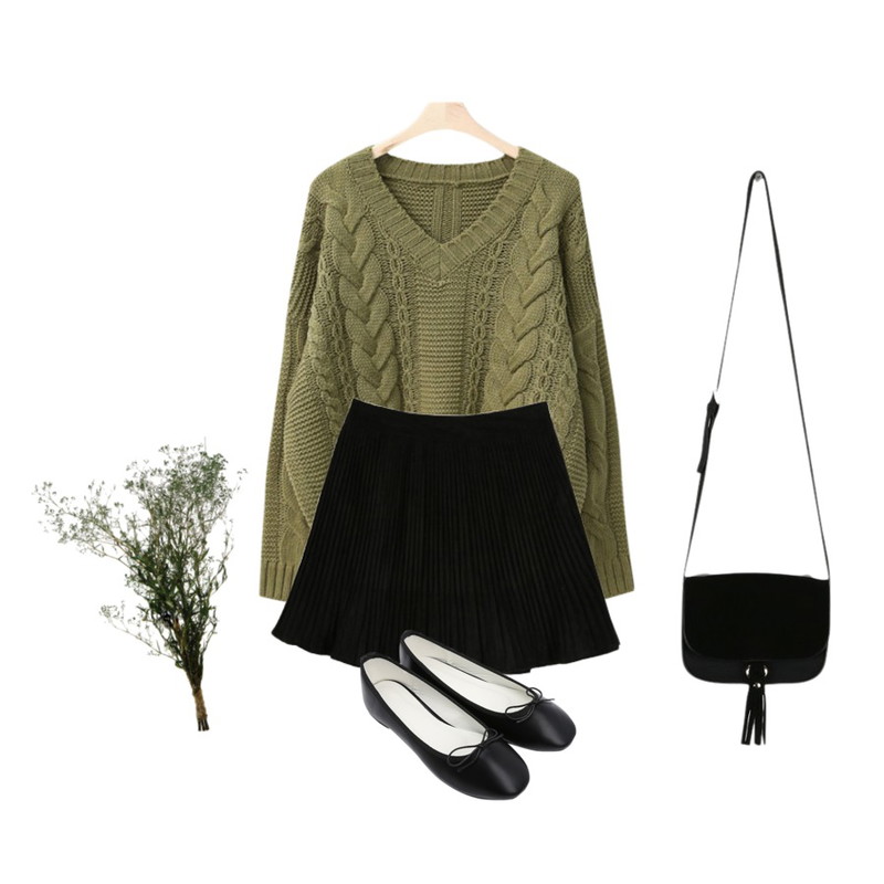 daily monday Suede cover tassel bag,LINDA GIRLS 로아 스웨이드 스커트 (3color),LINDA GIRLS 빈츠 브이넥 니트 (4color)등을 매치한 코디