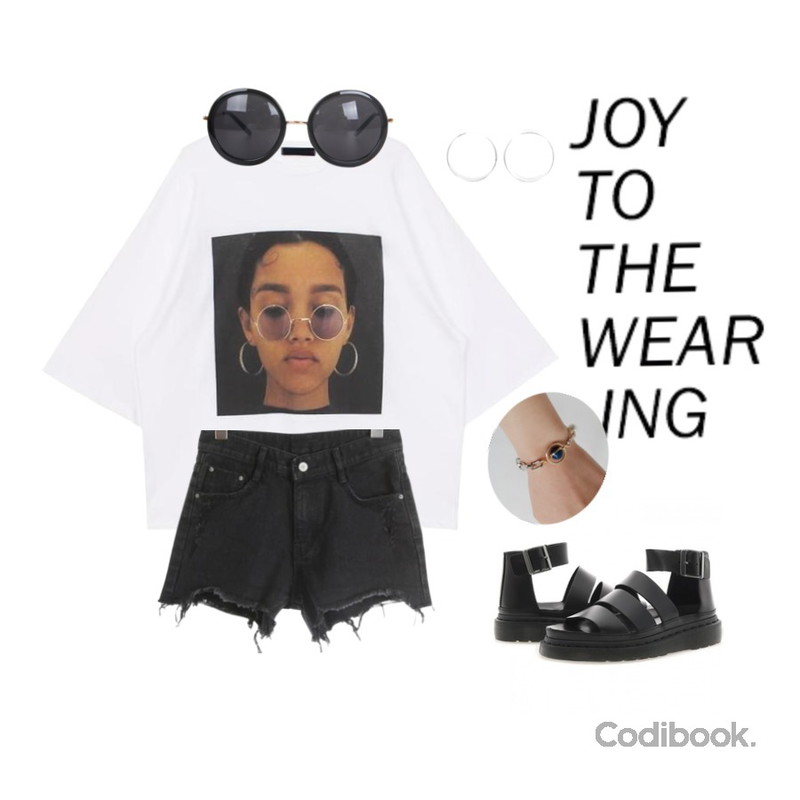 Untitled,Player 닥터마틴 CLARISSA CHUNKY 스트랩 샌들 블랙 (DR.MARTENS CLARISSA CHUNKY STRAP SANDAL),biznshoe Sunglass boxy tee (2color)등을 매치한 코디