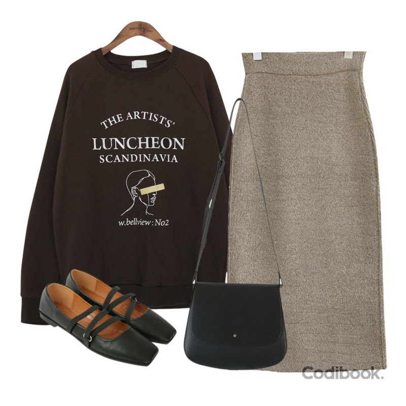 myblin 지그재그 스트랩 플랫슈즈,common unique [TOP] LUNCHEON LETTERING MTM,common unique [SKIRT] EASY GOLGI KNIT SKIRT등을 매치한 코디