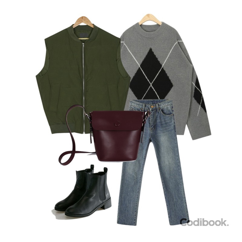 AIN capacious argyle round knit,BANHARU real duck down boxy padding vest,Reine 모디슈 워싱 보이핏 데님등을 매치한 코디