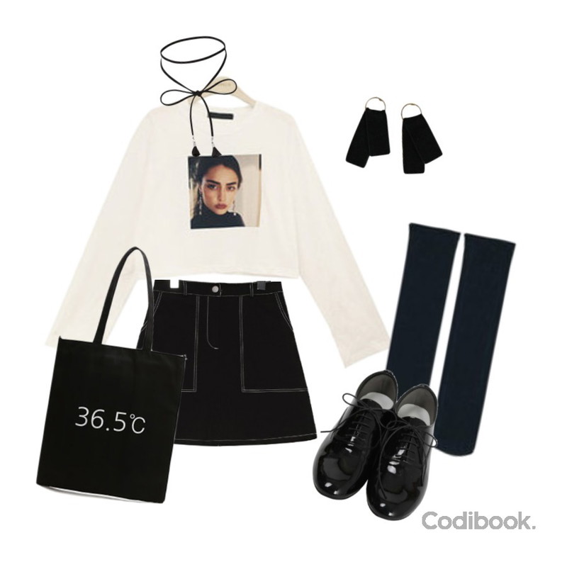 BLINGIT 전사나염크롭티셔츠,MIXXMIX 베이직 골지 스타킹 삭스,common unique [SKIRT] STITCH SET MINI SKIRT등을 매치한 코디