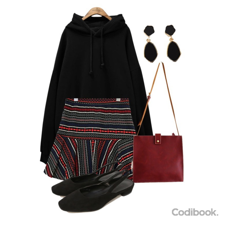 common unique [BAG] STITCH SQUARE SHOULDER BAG,common unique [SKIRT] ETHNIC FLARE SKIRT,common unique [TOP] SOFT NAPPING OVER HOOD T등을 매치한 코디