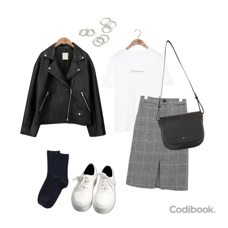 common unique [SHOES] SKIN SHOES,common unique [OUTER] BLACK PLAT RIDER JACKET,common unique [TOP] BONJOUR PARIS LETTERING 1/2 T등을 매치한 코디