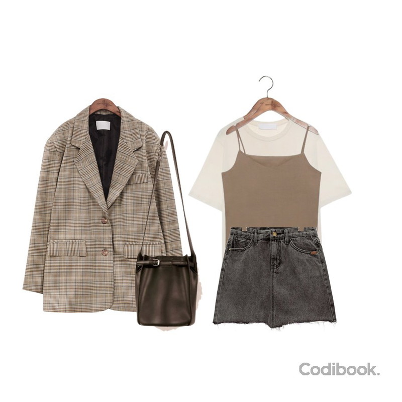 common unique [SKIRT] ROUGH CUT-OFF DENIM MINI SKIRT,common unique [TOP] LOVE MORE LETTERING 1/2 T,common unique [TOP] SILKY V NECK SLIP SLEEVELESS등을 매치한 코디