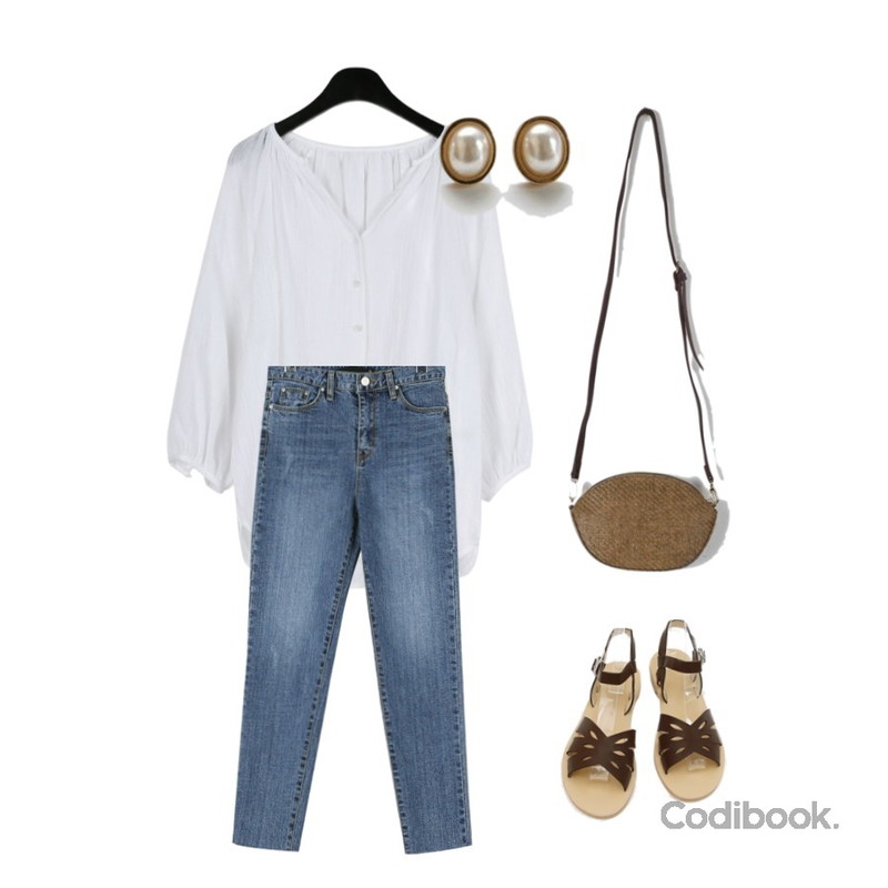 daily monday Wash cutting slim jean,daily monday Romantic shirring line blouse,daily monday Rattan rip mini bag등을 매치한 코디