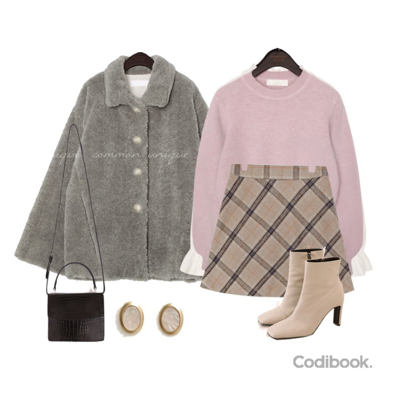 common unique [OUTER] FAIRY SMOOTH FUR JACKET,common unique GLOW FRILL HIGH NECK BLOUSE,common unique CLOUD ANGORA ROUND KNIT등을 매치한 코디