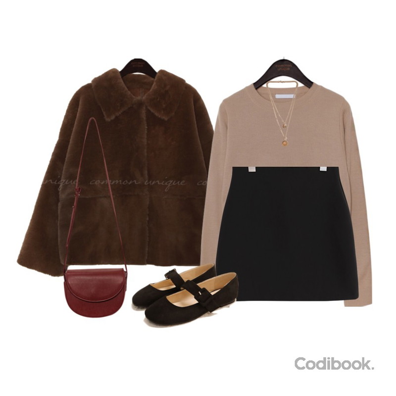 common unique [JEWELRY] VINTAGE COIN LAYERED NECKLACE,common unique [TOP] 6 COLOR STANDARD ROUND KNIT,common unique RANK REVERSIBLE FUR JACKET등을 매치한 코디