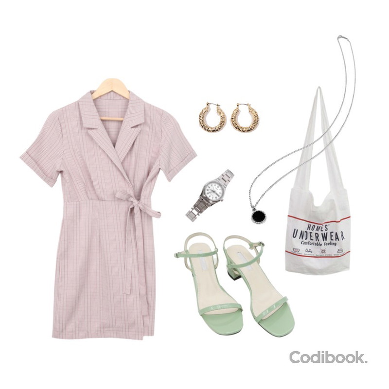 daily monday Color strap middle heel,AIN matching gold earring,BULLANG GIRL 러블링체크랩OPS등을 매치한 코디