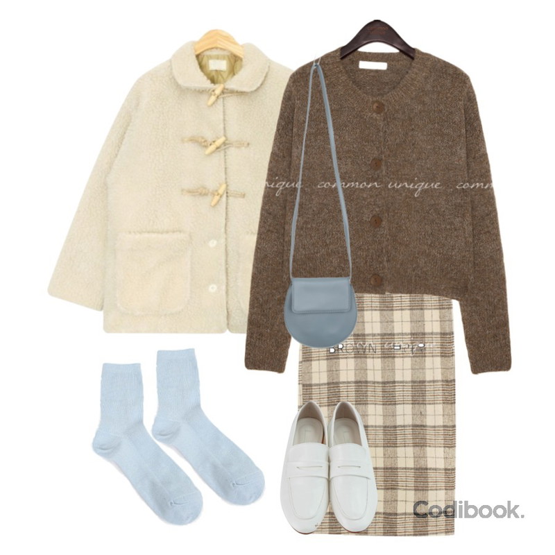AIN pily wearing jumper,AIN looking golgi socks,BANHARU basic classic loafer베이직 클래식 로퍼등을 매치한 코디