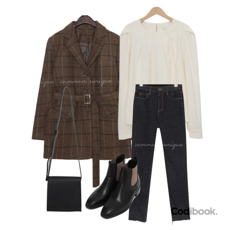 common unique LEDO SPAN BANDING DENIM SKINNY,From Beginning Tredi banding ankle boots_C (size : 225,230,235,240,245,250),From Beginning Bold strap square bag_U (size : one)등을 매치한 코디