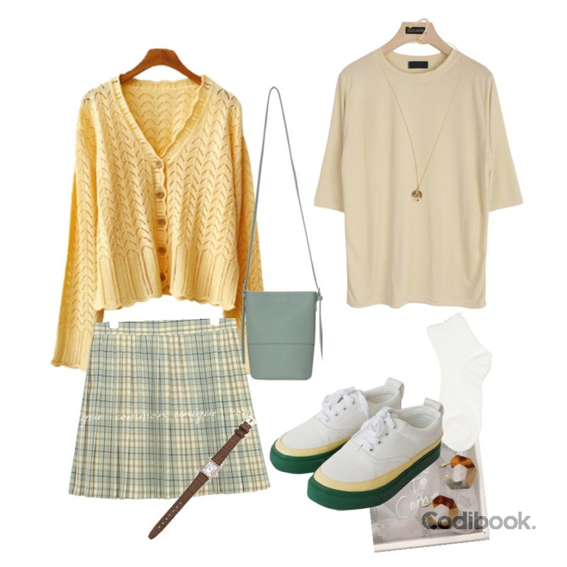 common unique 9 COLOR DAILY GOLGI SOCKS,ROCOSIX 온더 클래식 시계,AFTERMONDAY comfortable cotton sneakers (2colors)등을 매치한 코디