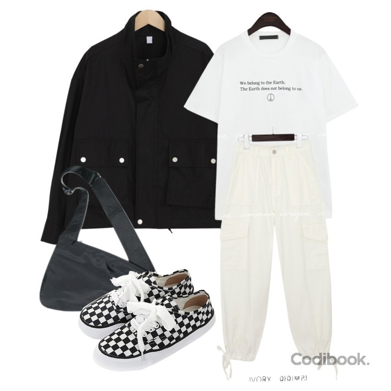 ROCOSIX 새젼 캠버스 스니커즈,AFTERMONDAY triangle mini cross bag (4colors),common unique NUKAS LETTERING COTTON 1/2 T등을 매치한 코디
