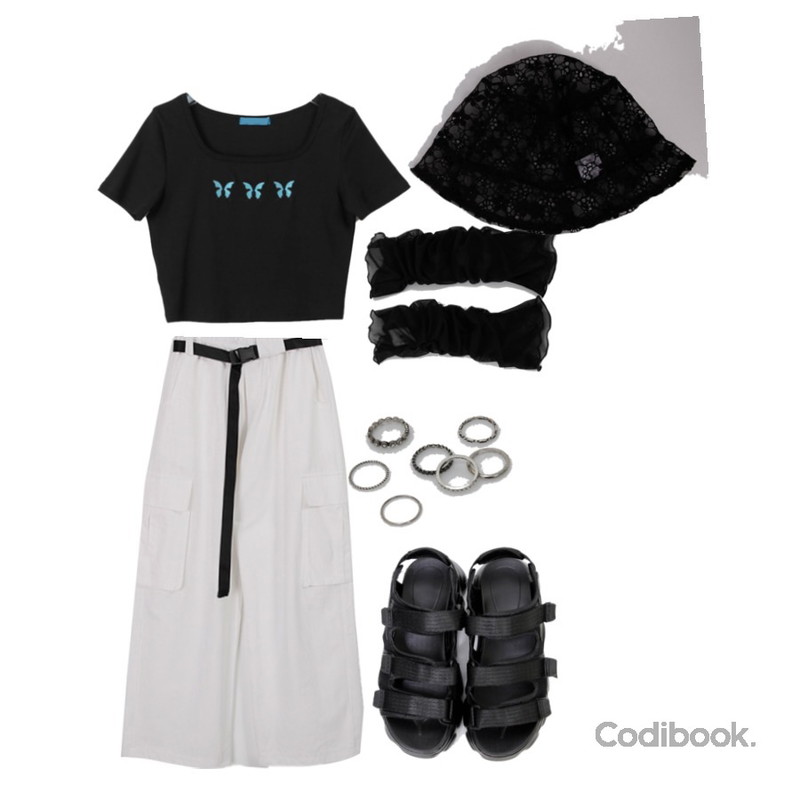 binary01 스퀘어 패치 나비티셔츠,binary01 어글리 키라 샌들,binary01 카고 스큘 와이드팬츠(흰색만 당일)등을 매치한 코디