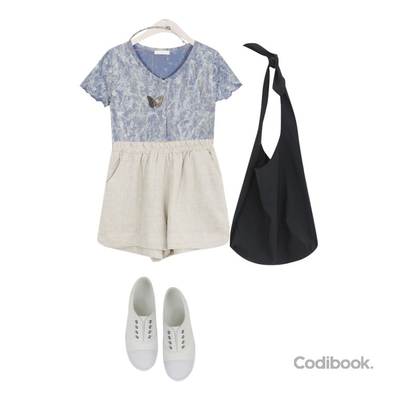 AFTERMONDAY butterfly vintage necklace,WHOSGIRL 오래 걸을수록 머스키 운동화 (2c),WONLOG 머스트 숏 팬츠등을 매치한 코디