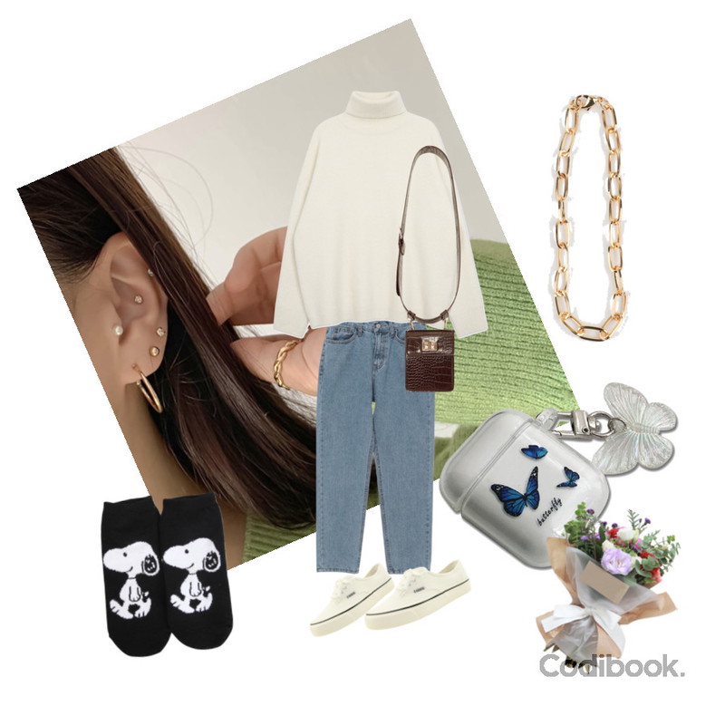 BULLANG GIRL 미니멍멍이양말,somedayif 볼드 체인 브레이슬릿,common unique EURO 2 WAY CROCODILE LEATHER BAG등을 매치한 코디