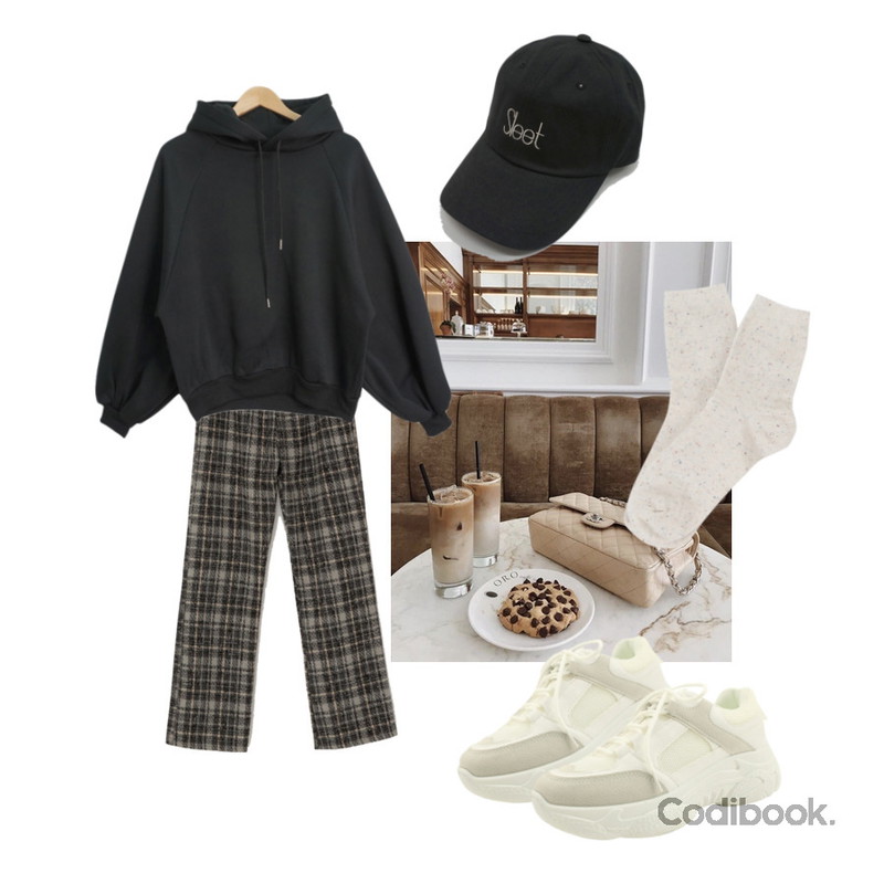 MINIBBONG 회상 보카시양말 (2켤레셋트),designershoes 데일리 키높이 어글리슈즈 블랙,BULLANG GIRL 슬릿 레터링 볼캡등을 매치한 코디