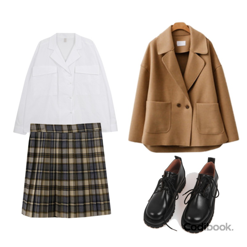ENVYLOOK 크루체크미니플리츠,ENVYLOOK 로코크림코트,SOMEPLACE 에르텐 워커등을 매치한 코디