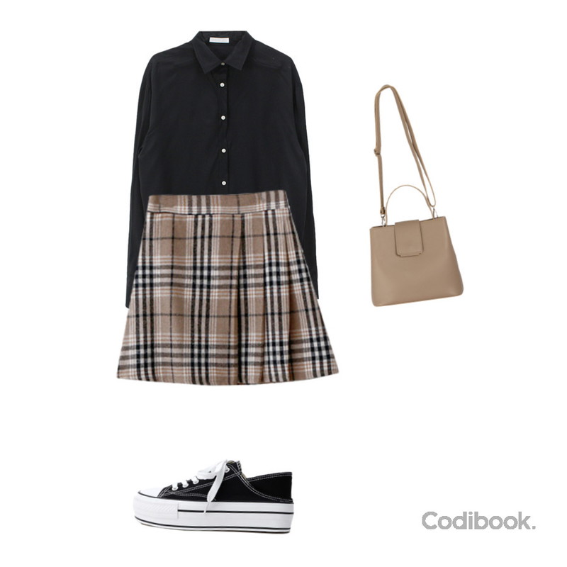 MIXXMIX 베이직 스퀘어 백,ENVYLOOK 비비언발플리츠스커트,ITSHU 잇슈 2way 통굽 스니커즈뮬 블로퍼(3.0cm) 10909 ♡1차완판♡등을 매치한 코디