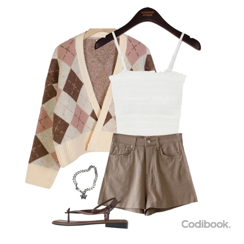 ENVYLOOK 라이프코튼쇼츠,NONCODE 원스 버터플라이 팔찌,Codibook Delight TELLING SMOKE CAP SLEEVELESS등을 매치한 코디