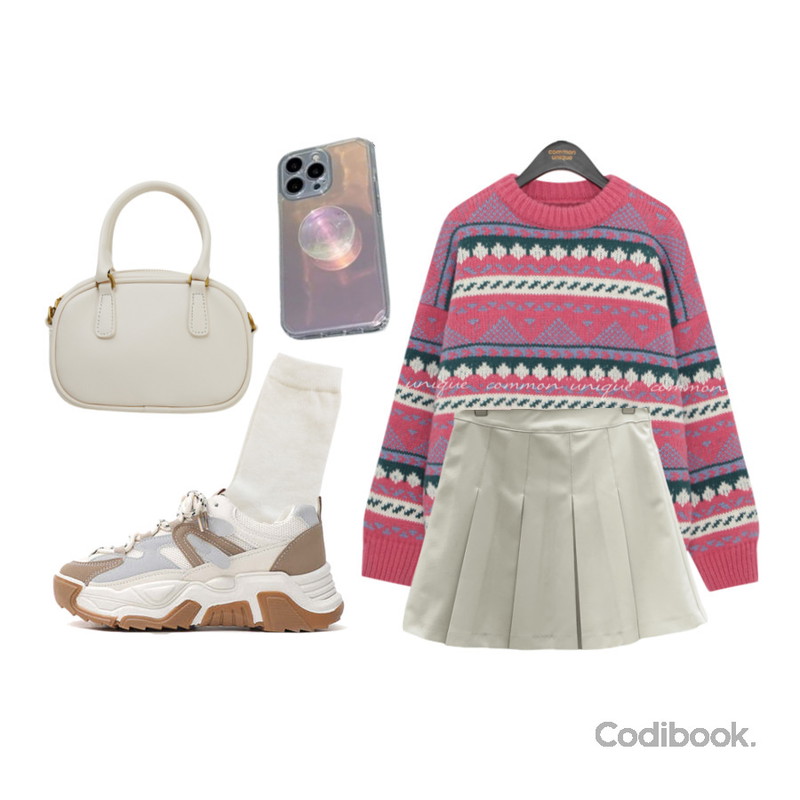 porterna 샤인 볼드 투웨이 숄더 백,common unique LINDIA PATTERN LOOSE FIT KNIT,closeclip 줄리 울 삭스등을 매치한 코디
