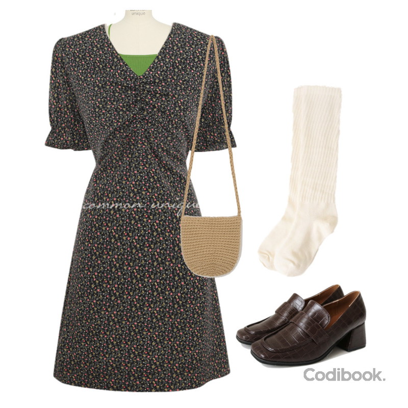 common unique JAMIE FLOWER SHIRRING STRAP MINI OPS,common unique MOMOS GOLGI LONG SOCKS,common unique CROCODILE SQUARE MIDDLE HEEL LOAFER등을 매치한 코디