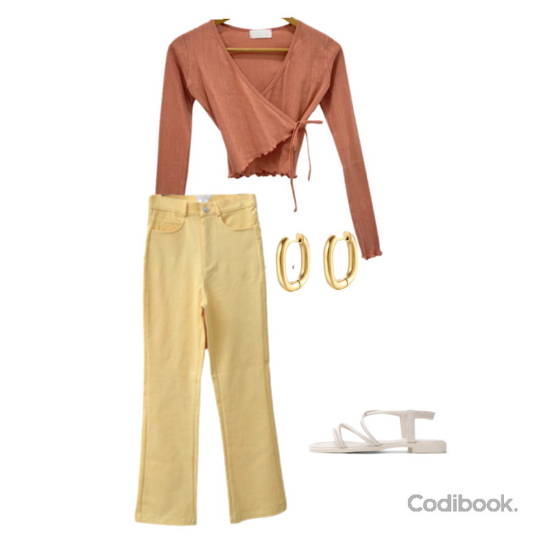 ENVYLOOK 컬러워싱부츠컷팬츠,Dday Girl 호프, 펀칭 디테일의 브이넥 프릴 랩 크롭티,RIGHT HERE 레트로 스퀘어 라운드 볼드 링 귀걸이 WE252 W등을 매치한 코디