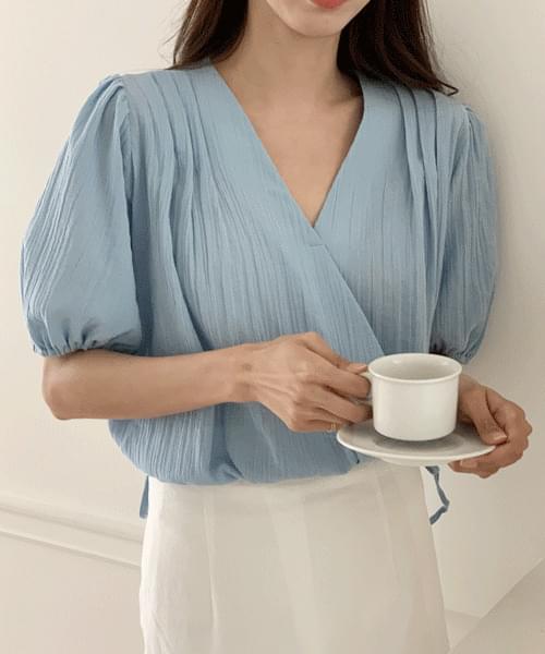 Wrap-style blouse with puff wrinkle straps with little dimples