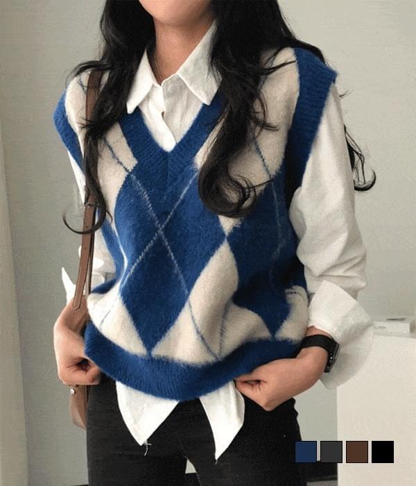 Rich Brush V- V-Neck Argyle Vest (Ships Today)