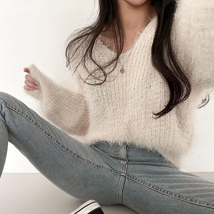 Soft, pine leaf fur V-neck knit (Ships Today)