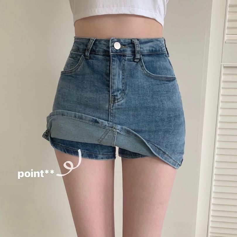 Denim skirt with unexpected V-cut slits. (Ships Today)