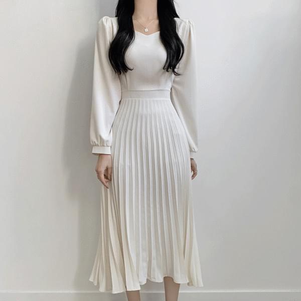 Omatsu Square V- V-Neck Pleated Long Dress P000BHUS (Ships Today)