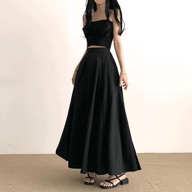 Abundant A-line long skirt that looks thin at the waist