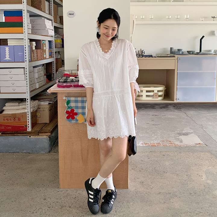 Smoothie V-Lace Pintuck Dress