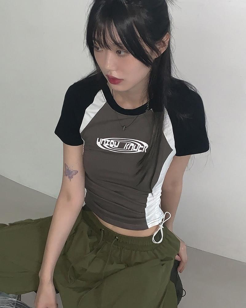 Niku Color Nagrang Side Shirring String Lettering Cropped Short Sleeve T-shirt