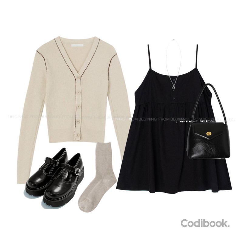 From Beginning 피칸 레더골드토트백(4color),DANGDANG GIRL 벨 써지컬스틸 양면 컬러 하트 목걸이,TWEE 심플 베이직 삭스등을 매치한 코디