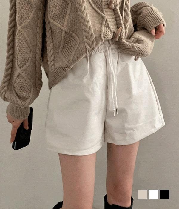 Modern string, banded leather short pants