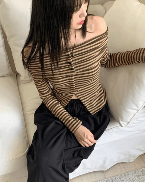 Iku striped button slit off-shoulder long sleeve T-shirt