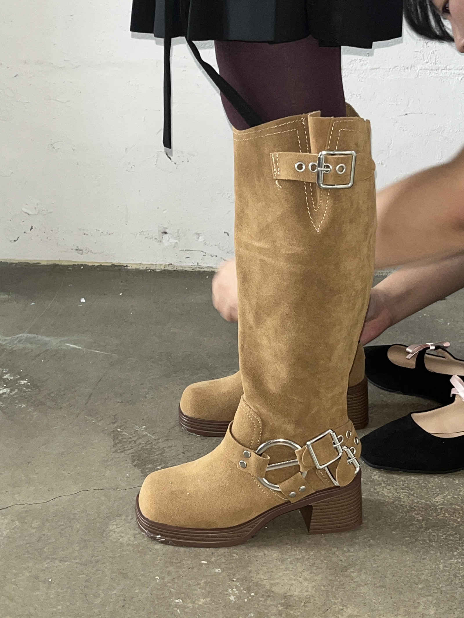 72 suede buckle boots