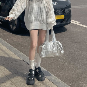 The latest trend is silverback, a travel bag, a health bag, a summer swimming bag, a sports bag, a waterproof camping bag, a glossy leather nylon bag, a handbag, a shoulder bag, and a point bag.