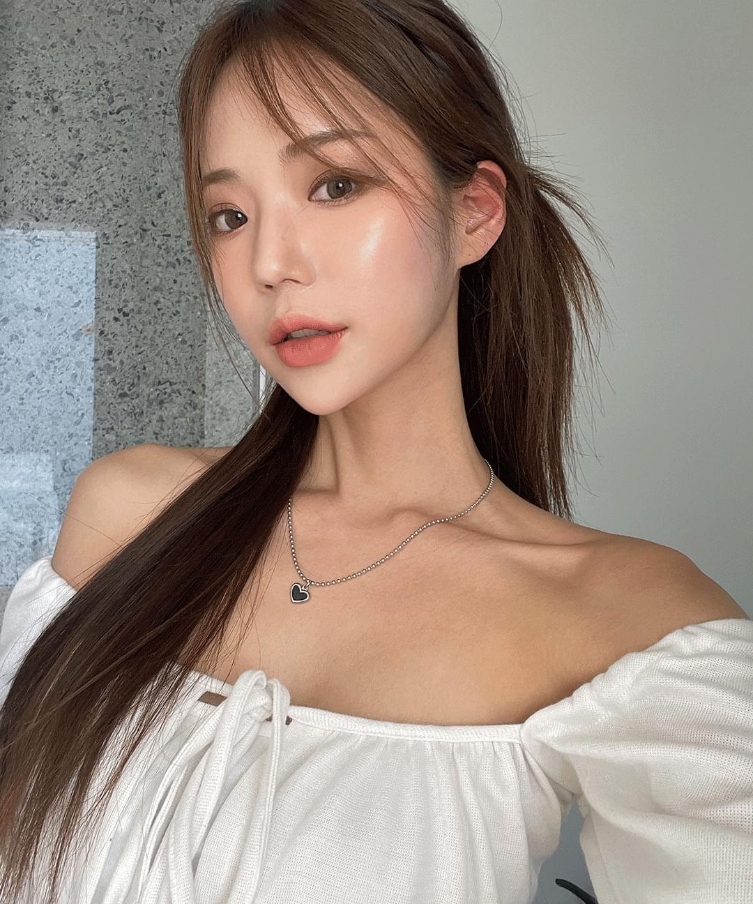 Ribbon two-way off-shoulder square neck blouse