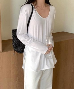 In open slit U-neck long sleeve t-shirt