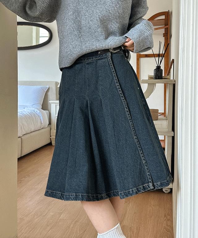 푸시아 벨트 랩 플리츠 데님 미디 스커트