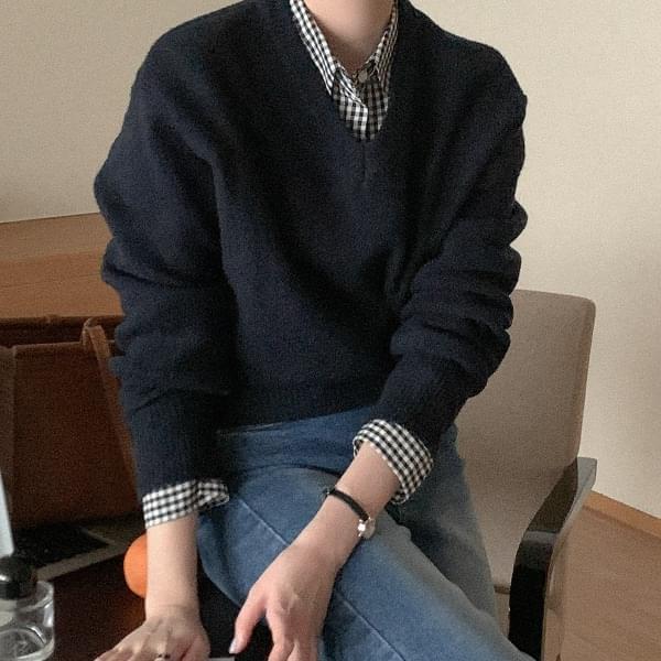 Two Colors V Knitwear