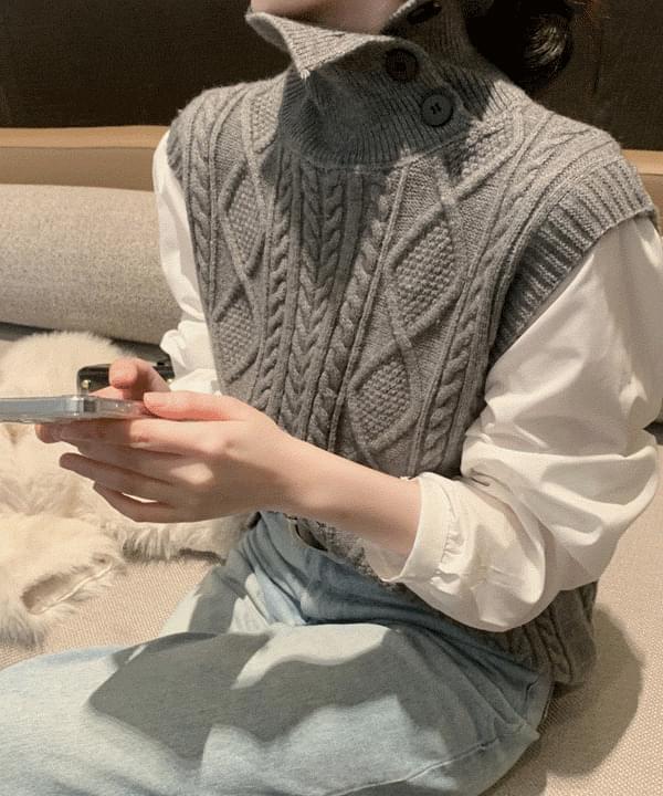 리플릭 하이넥 버튼 꽈배기 니트 베스트