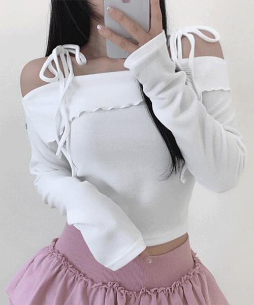 Bobbin strap off-shoulder frill long-sleeved tee
